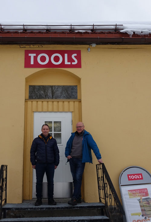 Handel innenfor gjerdet: Tommy Nilsen (t.v.) og Knut Espelien foran TOOLS-butikken i Raufoss industripark.